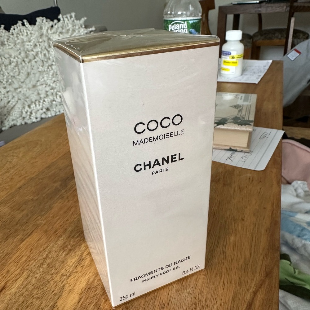 Chanel Coco Mademoiselle Fragments de Nacre Pearly Body Gel - White and Gold